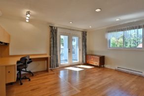 Country Bungalow East Garafraxa, Ontario - Country homes for sale and luxury real estate including horse farms and property in the Caledon and King City areas near Toronto
