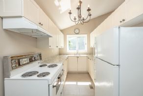 Guest house kitchen - Country homes for sale and luxury real estate including horse farms and property in the Caledon and King City areas near Toronto