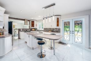 Kitchen with Breakfast Bar - Country homes for sale and luxury real estate including horse farms and property in the Caledon and King City areas near Toronto