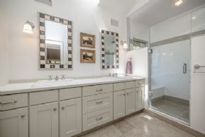 4-piece primary bedroom en suite bathroom with heated floors - Country homes for sale and luxury real estate including horse farms and property in the Caledon and King City areas near Toronto