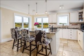 Eat-in kitchen - Country homes for sale and luxury real estate including horse farms and property in the Caledon and King City areas near Toronto