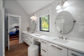 Primary En Suite Bathroom - Country homes for sale and luxury real estate including horse farms and property in the Caledon and King City areas near Toronto