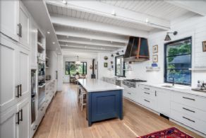 Eat-in Kitchen - Country homes for sale and luxury real estate including horse farms and property in the Caledon and King City areas near Toronto